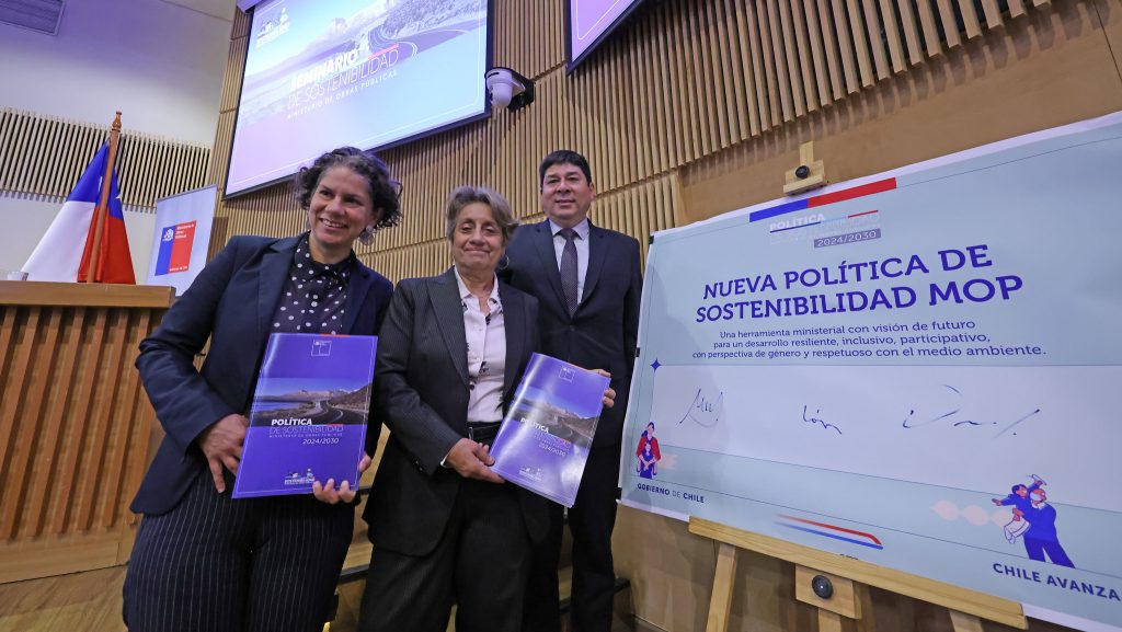 MOP da a conocer su nueva política de sostenibilidad con foco en infraestructura resiliente al cambio climático Con esta política, el Ministerio de Obras Públicas busca desarrollar infraestructura pública que sea resistente al cambio climático y que tengan una baja huella de carbono durante todo el ciclo de vida de los proyectos.